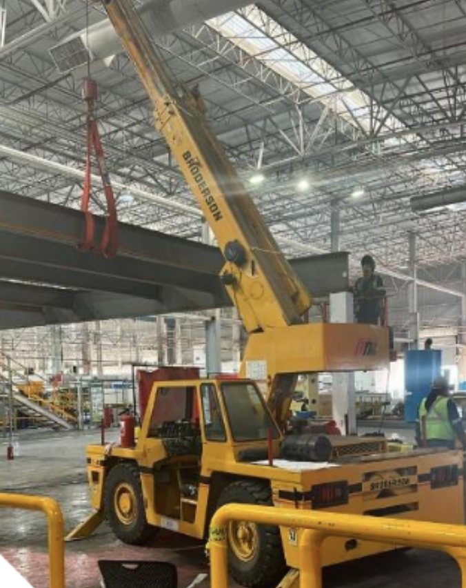 Grúa y maquinaria en planta