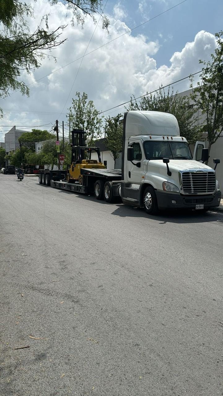 Tractocamión con plataforma lowboy